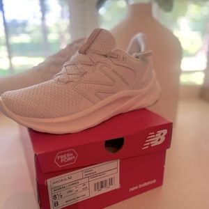 NEW BALANCE WOMENS
FRESH FOAM ROAV V2
RUNNING SHOE - OFF
WHITE size 8 1/2